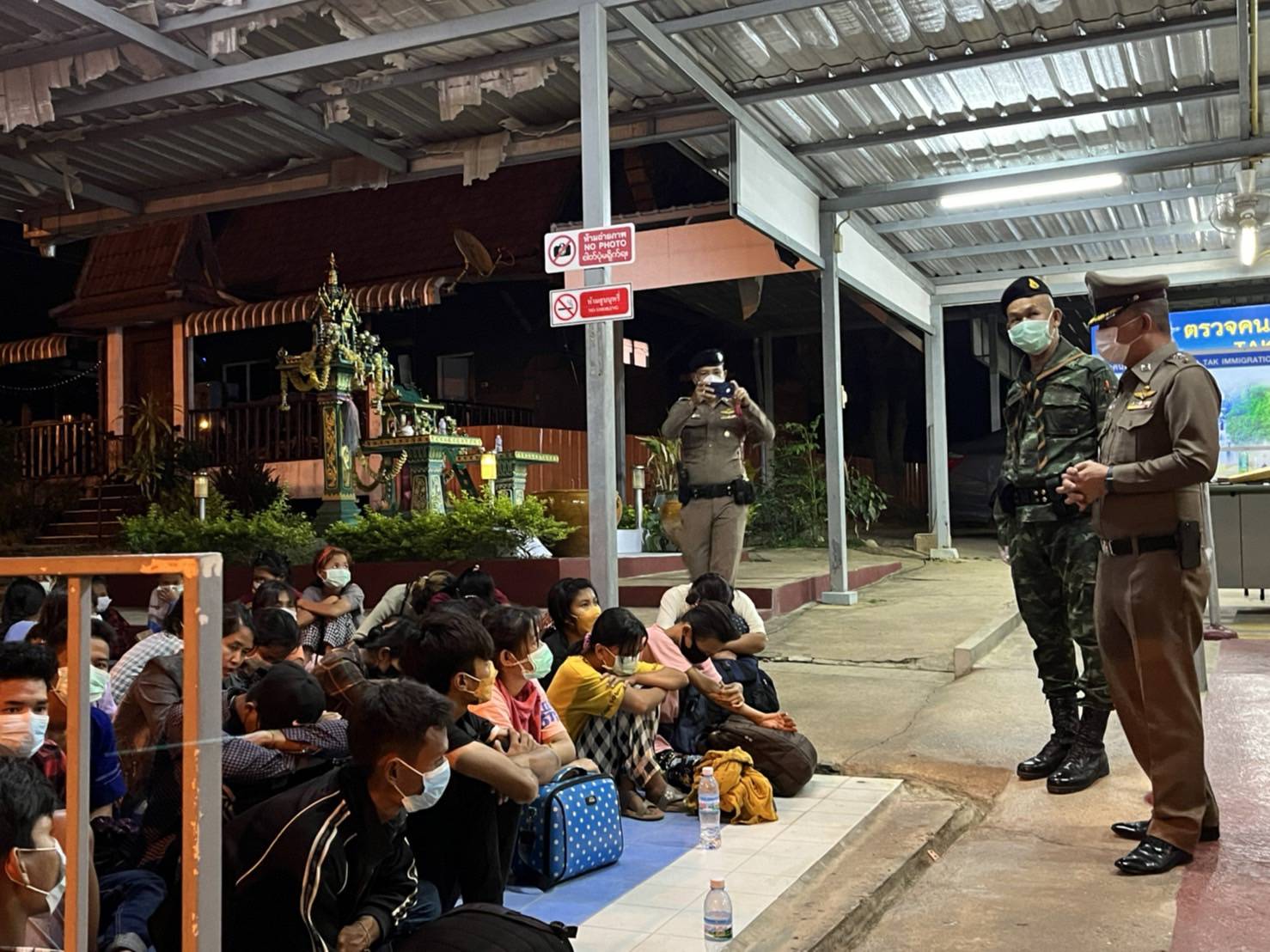 ผกก.แม่สอด จับแรงงานต่างด้าว 53 ราย ซุกซ่อนรถบรรทุก 6 ล้อ  