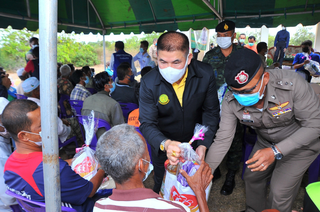 "ธรรมนัส" ล่องใต้มอบถุงยังชีพเกษตรกรนราธิวาส ประสบภัยคลื่นทะเลกัดเซาะชายฝั่ง 