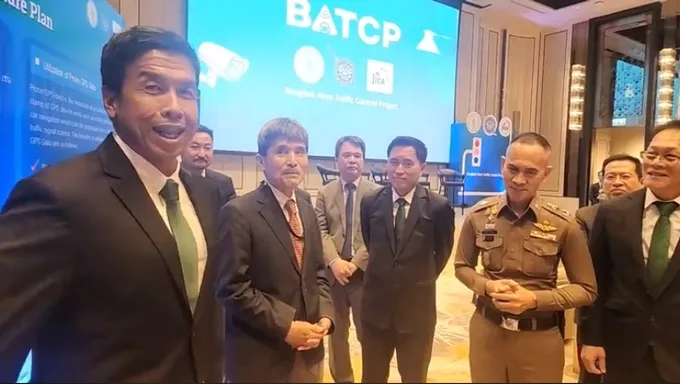 “ชัชชาติ” เปิดตัวสัญญาณไฟจราจรอัตโนมัติ นำร่อง 13 จุด จ่อขยาย 500 จุดภายในปี 69