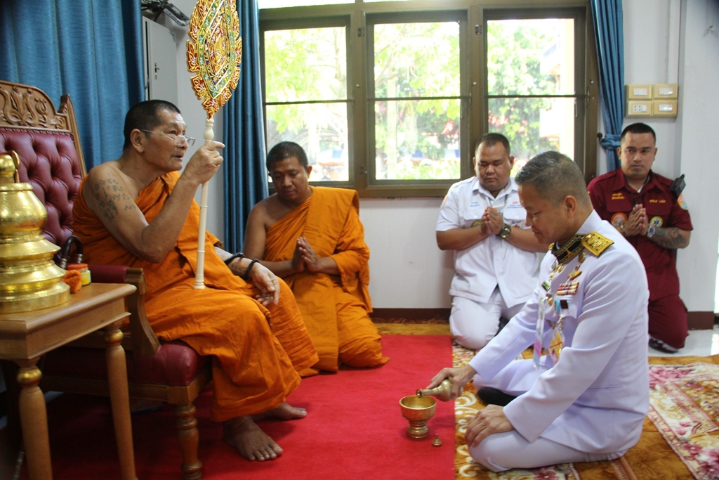 โปรดเกล้าฯ " พล.ต.กัลย์สรรค์ จันทรเสน"  เชิญน้ำสรง ผ้าไตร เครื่องสักการะ และไทยธรรมพระราชทาน ถวายแด่ "พระพรหมวชิรโสภณ"