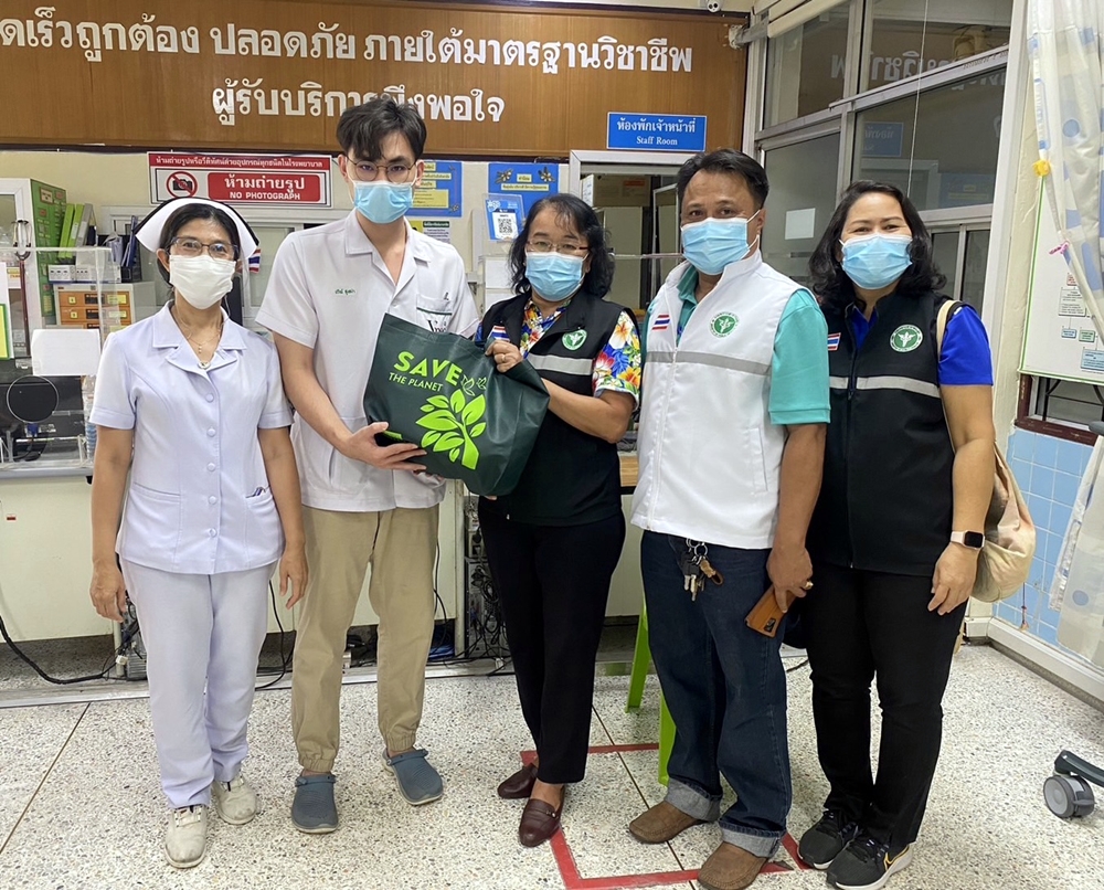 รอง นพ.สสจ.พังงา ลงพื้นที่เยี่ยมให้กำลังใจบุคลากรทางการแพทย์ รพ.ตะกั่วทุ่ง ปฏิบัติงานช่วงเทศกาลสงกรานต์