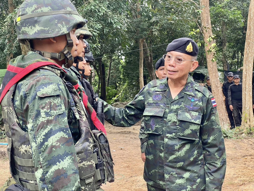 “ผบ.ทหารสูงสุด” ลงพื้นที่ชายแดนไทย–กัมพูชา เยี่ยมฐานภูมะเขือ–ปราสาทตาควาย ย้ำกองทัพพร้อมรบตลอดเวลา