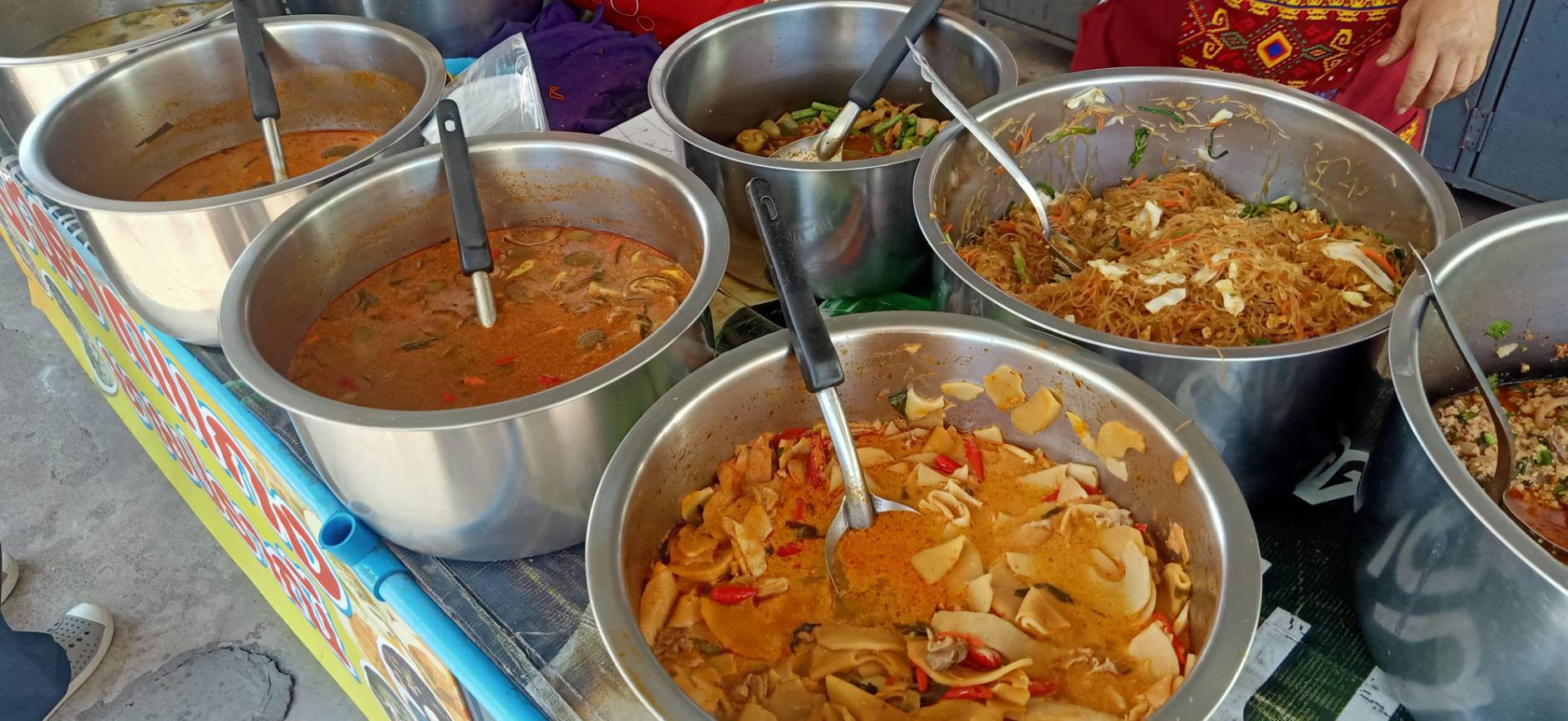 สกลนคร อิ่มอร่อยหลากเมนู ร้านข้าวแกงยายปราณียืนหยัดกว่า 40 ปี