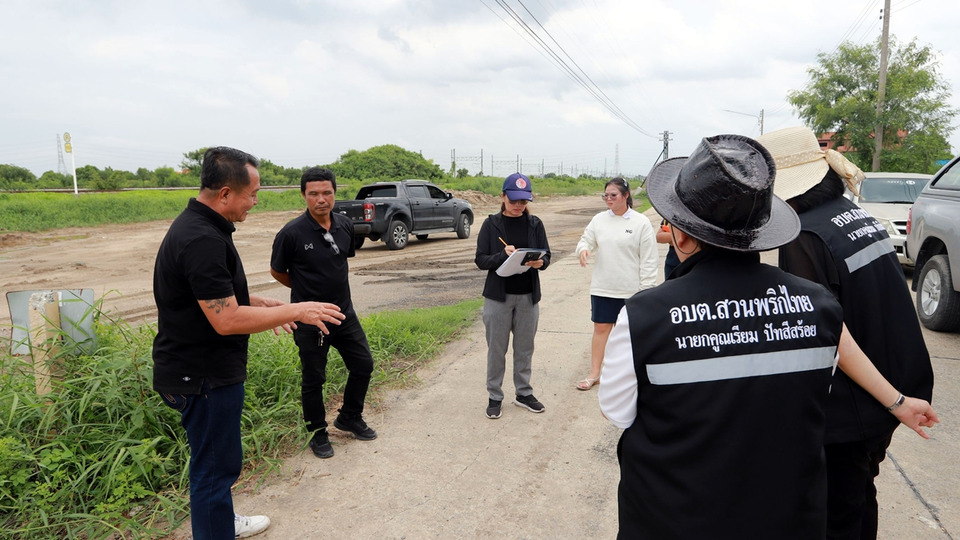 "นายกคูณเรียม" ลุยสำรวจถนนสวนพริกไทย ประสาน อบจ.ปทุมธานี ของบสร้างถนน 2 กม.