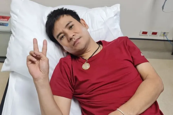 แห่เป็นห่วง! "ไผ่ พงศธร" ยกเลิกคอนเสิร์ตกะทันหัน หามส่งรพ.ด่วน