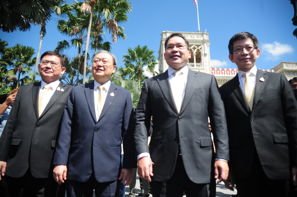 "4 กุมาร" แถลงไขก๊อก "อุตตม" เผยช่วยลดกดดัน "นายกฯ" ยัน ขอพักก่อนยังไม่คิดอนาคตการเมือง (มีคลิป)