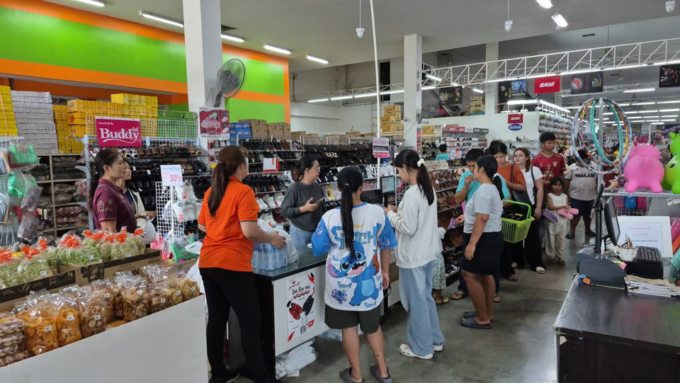 บุรีรัมย์คึกคัก! ผู้ปกครองแห่ซื้อชุดนักเรียนรับเปิดเทอม ชี้เงินอุดหนุนยังไม่พอค่าใช้จ่ายจริง