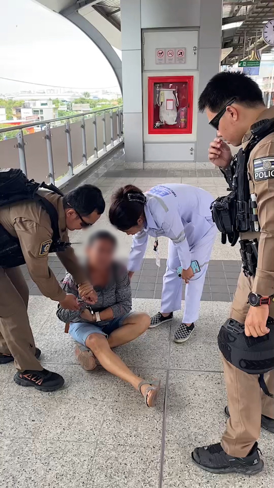 หญิงวัย 40 เครียดเพื่อนสนิทโกงเงิน ปีนราวสถานีรถไฟฟ้า ตร.ดึงตัวช่วยทัน