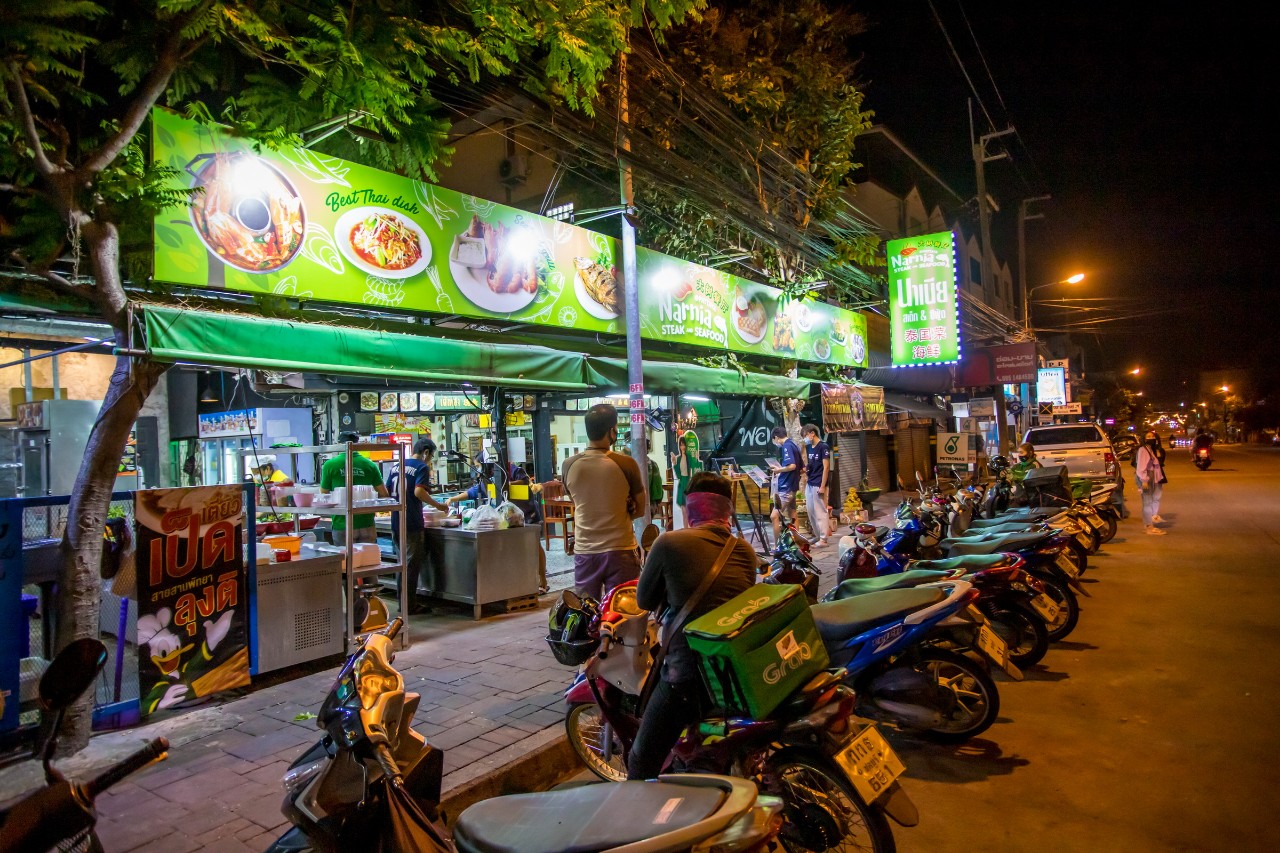ร้านอาหารพัทยาเปิดให้บริการลูกค้าหลังมีคำสั่งให้ร้านอาหารและเครื่องดื่มเปิดให้ลูกค้านั่งได้ 