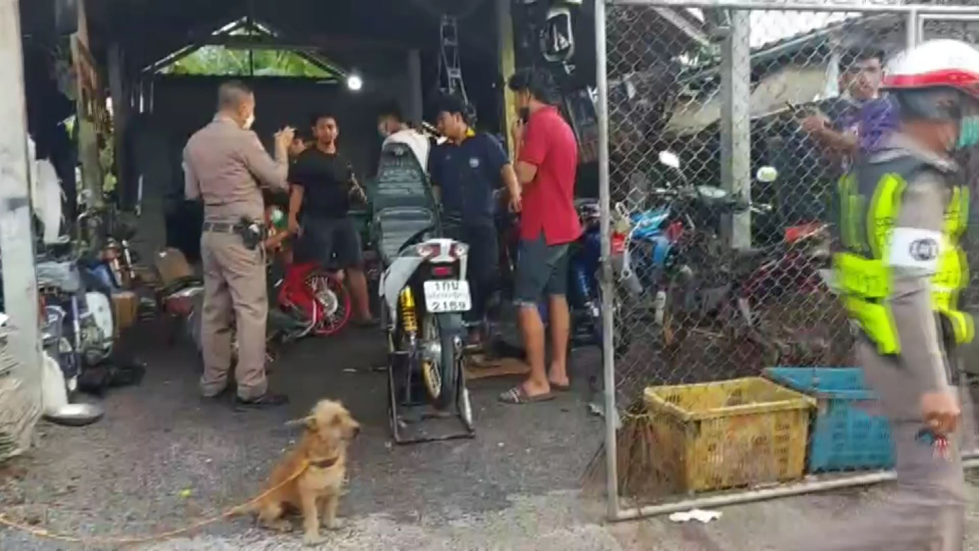 กวาดล้างรถท่อดังกลุ่มต้องสงสัยแข่งรถบนถนนหลวง ตร.บุกถึงร้านดัดแปลงนำตัวช่างดำเนินคดีพร้อมยึดรถ จยย.ปรับหนัก