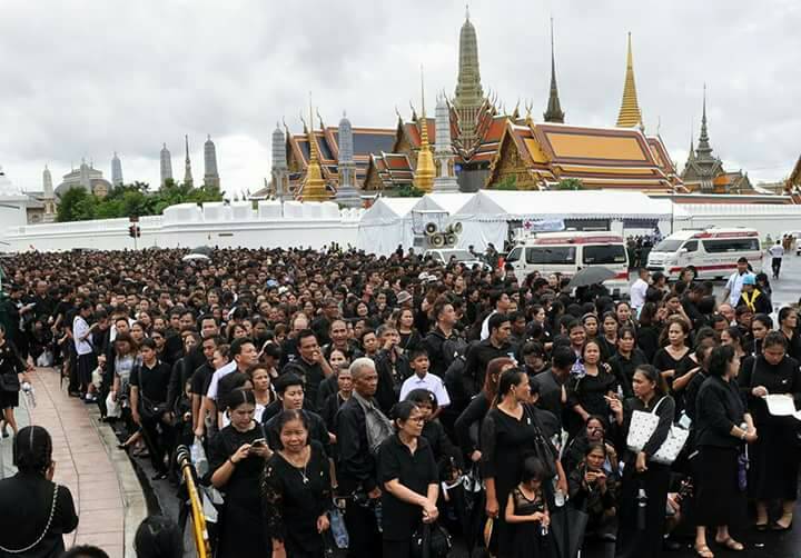 พสกนิกรเข้าถวายสักการะพระบรมศพ วันที่ 17 กันยายน 60 (ประมวลภาพ)