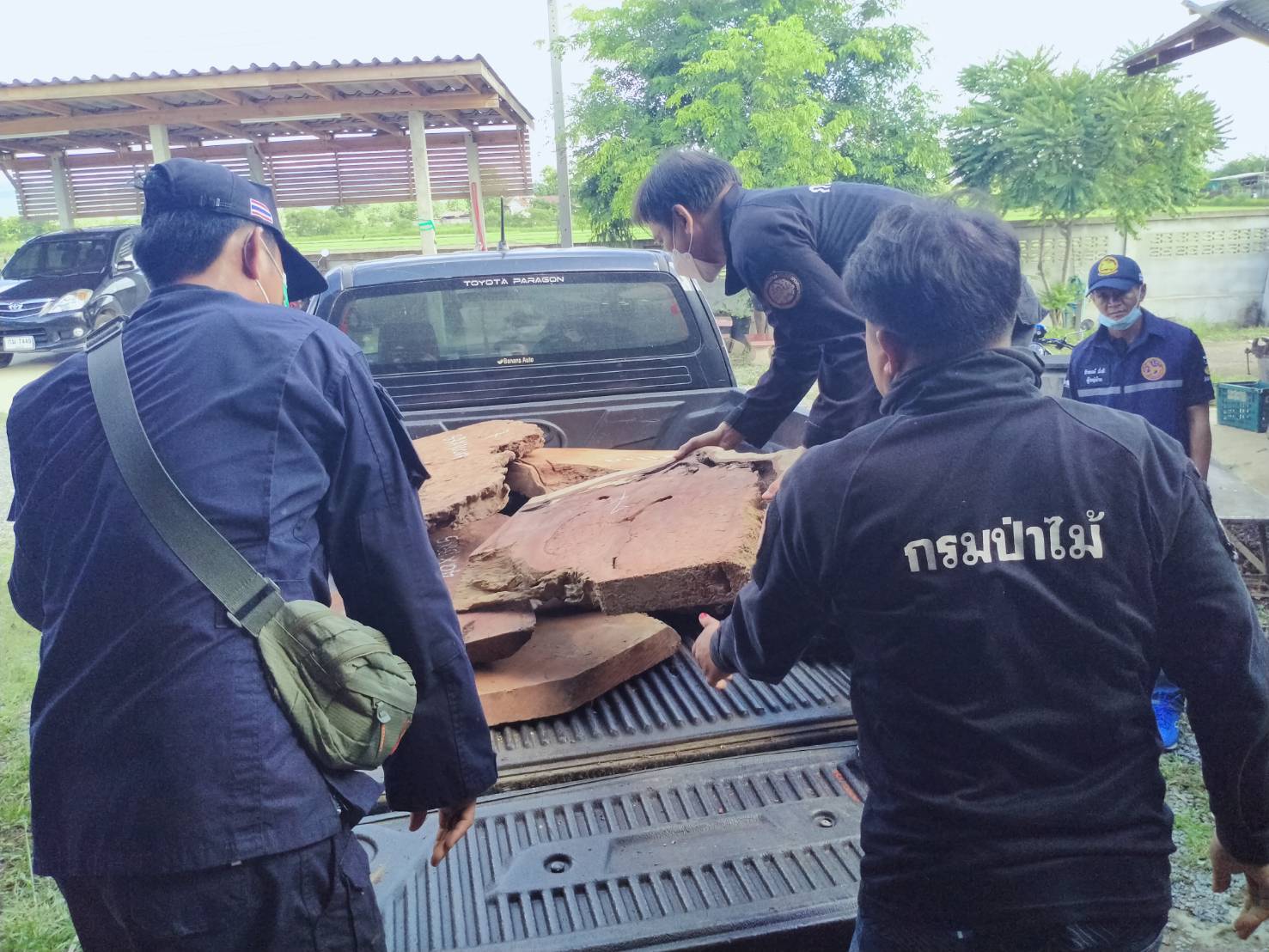 ฝ่ายปกครองจังหวัดแพร่ จับมือ ตำวจ ป่าไม้ บูรณาการ ตรวจค้น ยึดไม้ของกลางผิดกฎหมาย