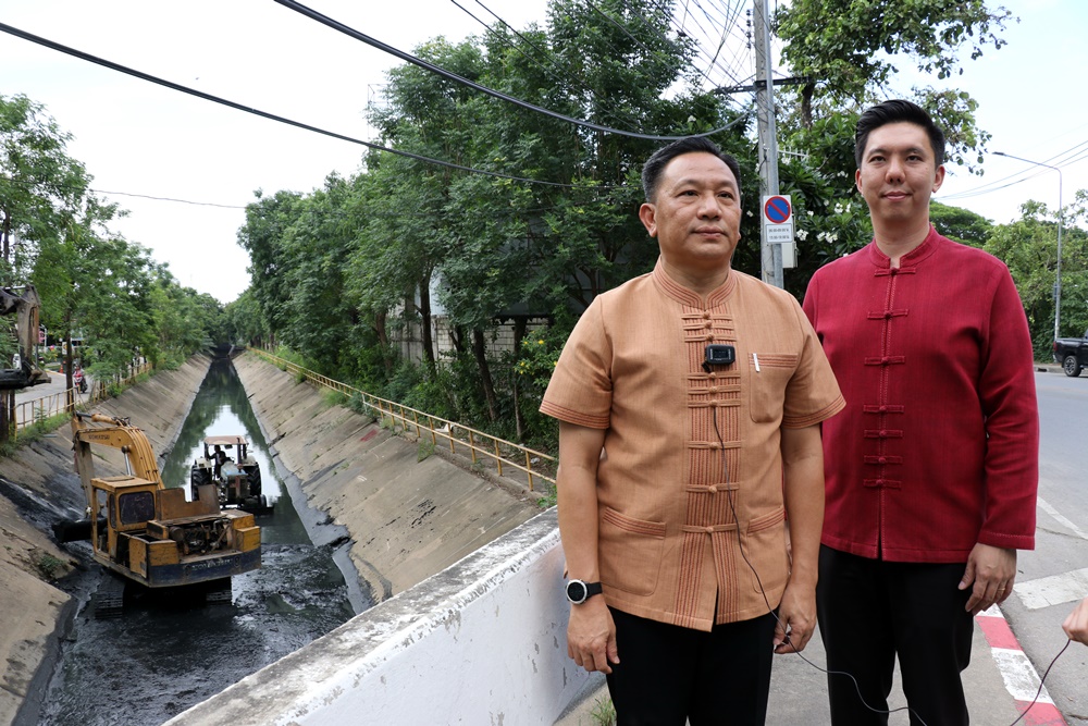 ผู้ว่าฯเชียงใหม่ ลงพื้นที่ตรวจการขุดลอกตะกอนคลองแม่ข่า เร่งแก้น้ำเน่าเสีย