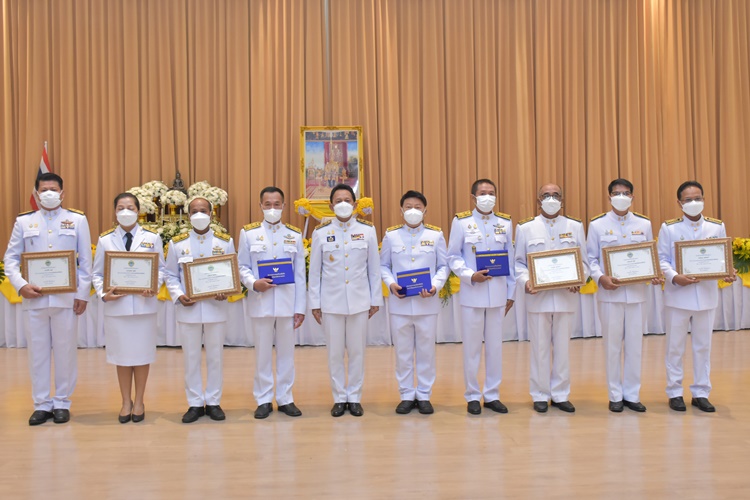 พังงา จัดพิธีมอบเกียรติบัตรและเข็มเชิดชูเกียรติข้าราชการพลเรือนดีเด่น ประจำปี 2564 