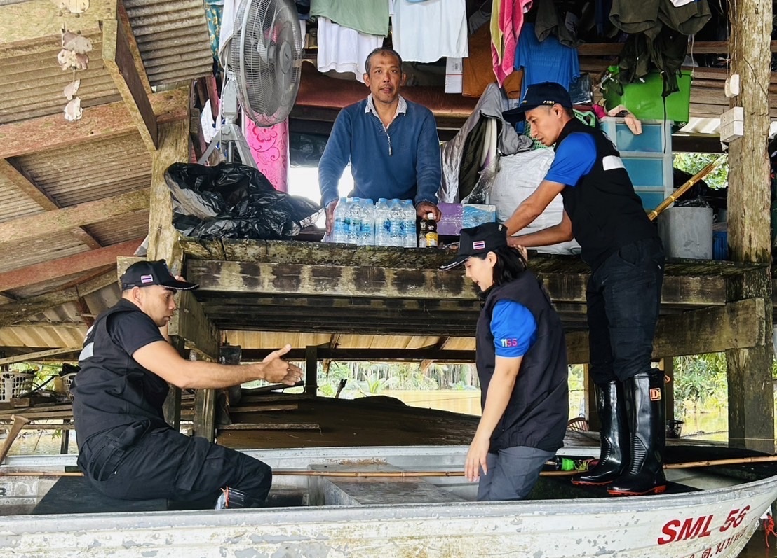 ตร.ท่องเที่ยวชุมพร ลุยมอบอาหาร น้ำดื่ม ช่วยประชาชนประสบอุทกภัยน้ำท่วมพื้นที่สวี