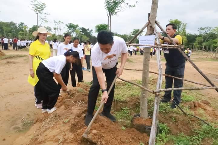 นายก อบจ.พิษณุโลก   ร่วมปลูกป่าเฉลิมพระเกียรติ