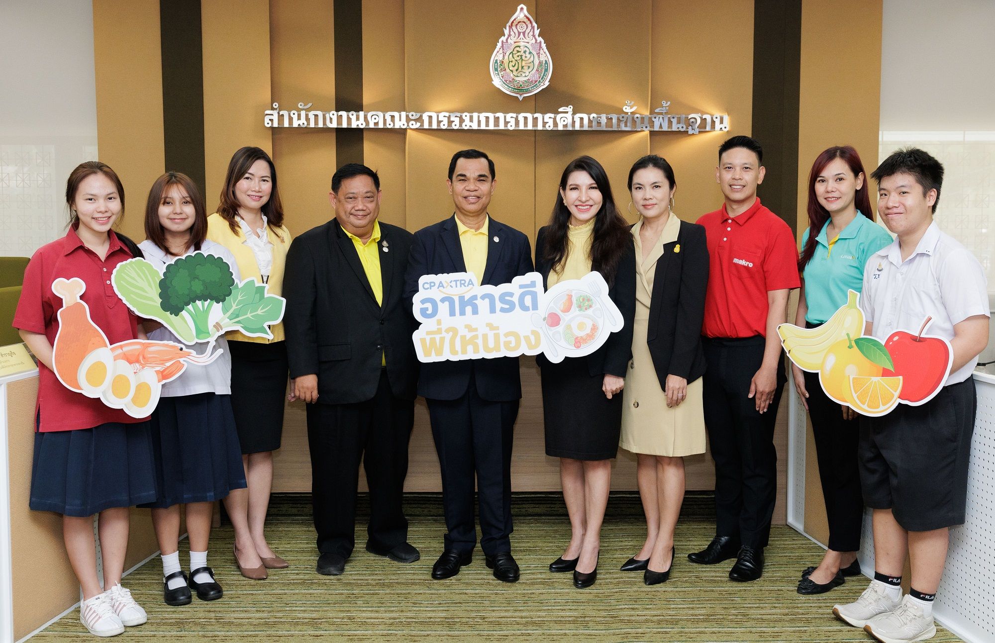 แม็คโคร-โลตัส จับมือ สพฐ.มอบทุนสนับสนุนโครงการ “ซีพี แอ็กซ์ตร้าอาหารดีพี่ให้น้อง” เติมเต็มมื้ออาหารให้นักเรียนกว่า 11,000 รายจาก 100 โรงเรียนในภาคเหนือ  