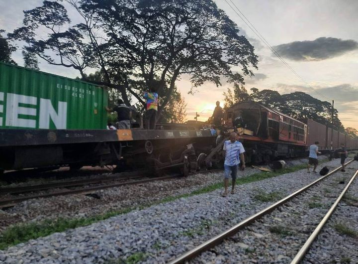 ผู้ว่าการรถไฟฯ สั่งหาต้นเหตุรถสินค้าชนรถพ่วง เจ็บ 3 ราย เร่งยกรถตกราง คาดเปิดใช้ปกติเย็นนี้