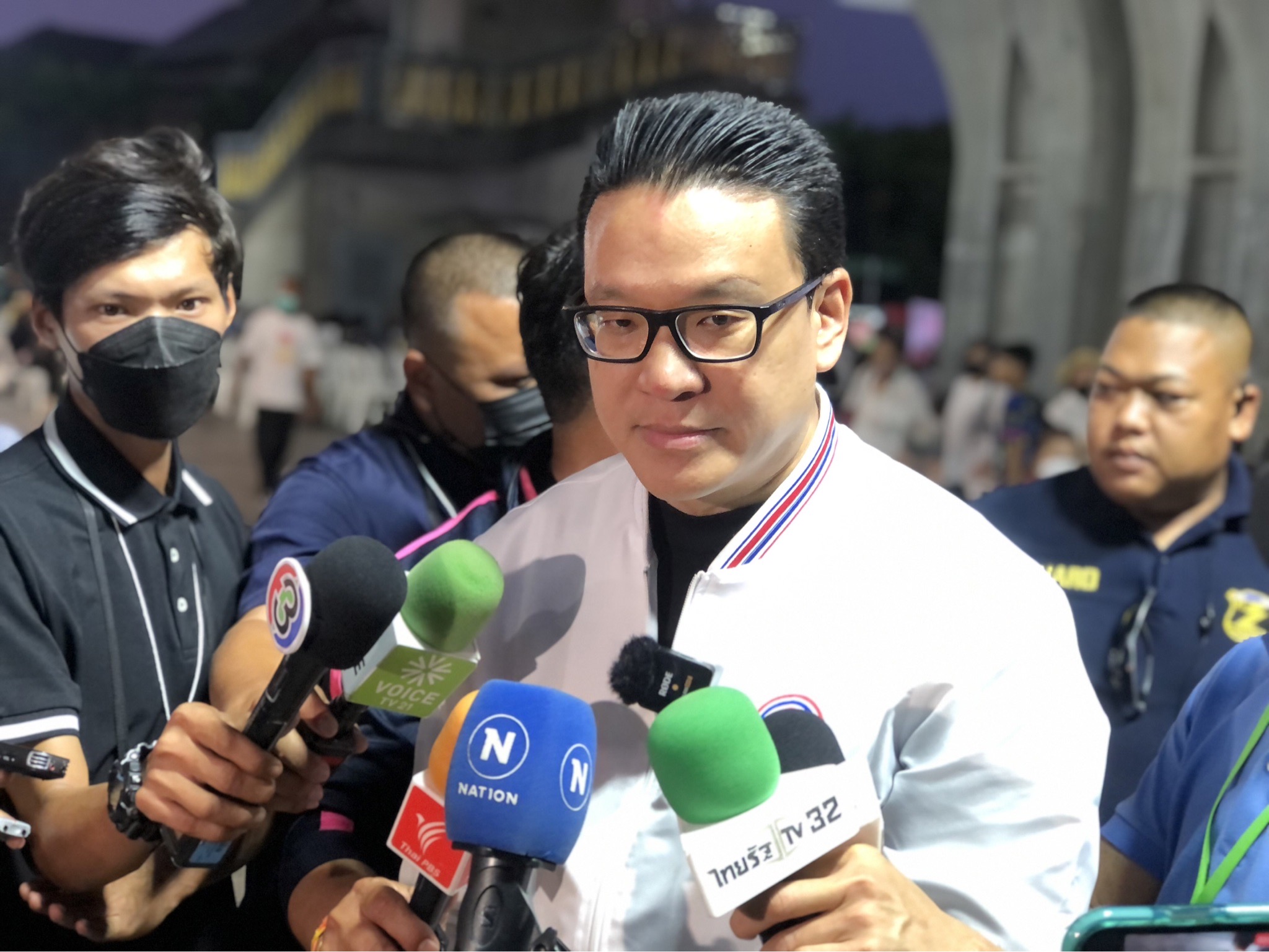 "สกลธี" ซัด "กลุ่มตะวัน-แบม" ไม่ถูกกาลเทศะ "พปชร." ยินดีรับฟังขอให้มาอย่างเป็นมิตร การ์ดเจ็บ 4  ย้ำ "บิ๊กป้อม" ยึด "ก้าวข้ามขัดแย้ง" 