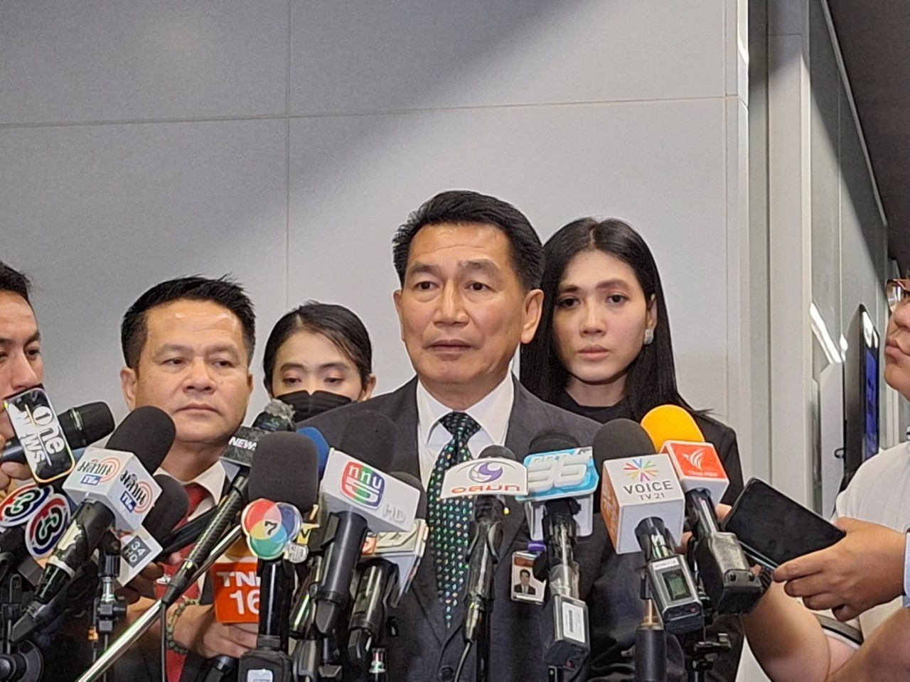 "พิเชษฐ์" เรียกถก "วิป 3 ฝ่าย" หลัง "เศรษฐา" หลุดนายกฯ หารือ ครม.รักษาการเป็นกมธ.ได้หรือไม่
