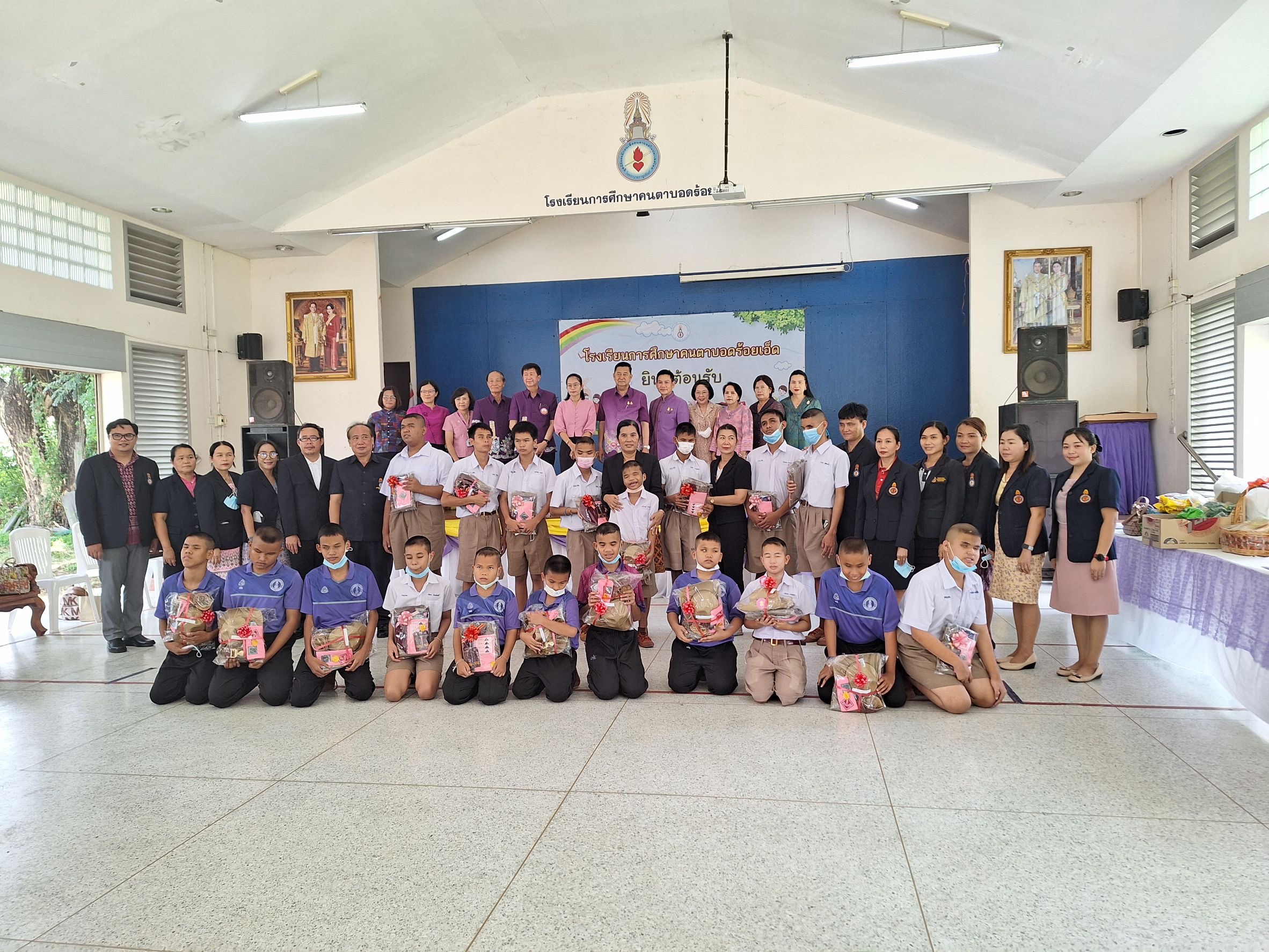 ผู้ว่าฯร้อยเอ็ด มอบชุดลูกเสือ-อุปกรณ์การเรียน ให้กับนักเรียนผู้ขาดแคลนทุนทรัพย์ โรงเรียนศึกษาคนตาบอด