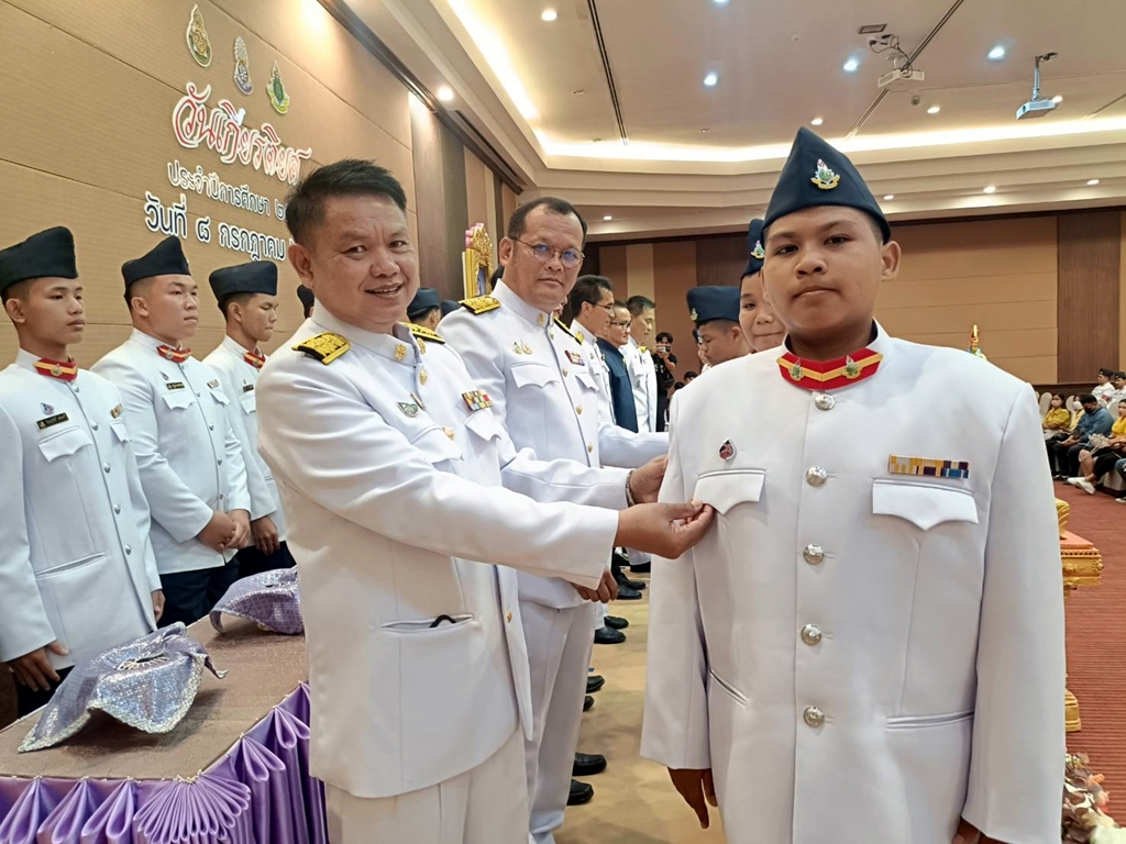 รร.เฉลิมพระเกียรติฯระยอง มอบหมวกติดเข็มตราสัญลักษณ์นักเรียนใหม่
