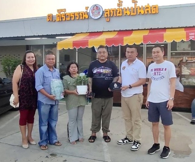 รอง ผบก.ภ.จว.สระบุรี และผู้ใหญ่ร่วมแสดงความยินดี เปิดร้าน ต.ศิริวรรณ์ ลูกชิ้นปั้นสด สาขา1 ที่สวนน้ำลำลูกกา