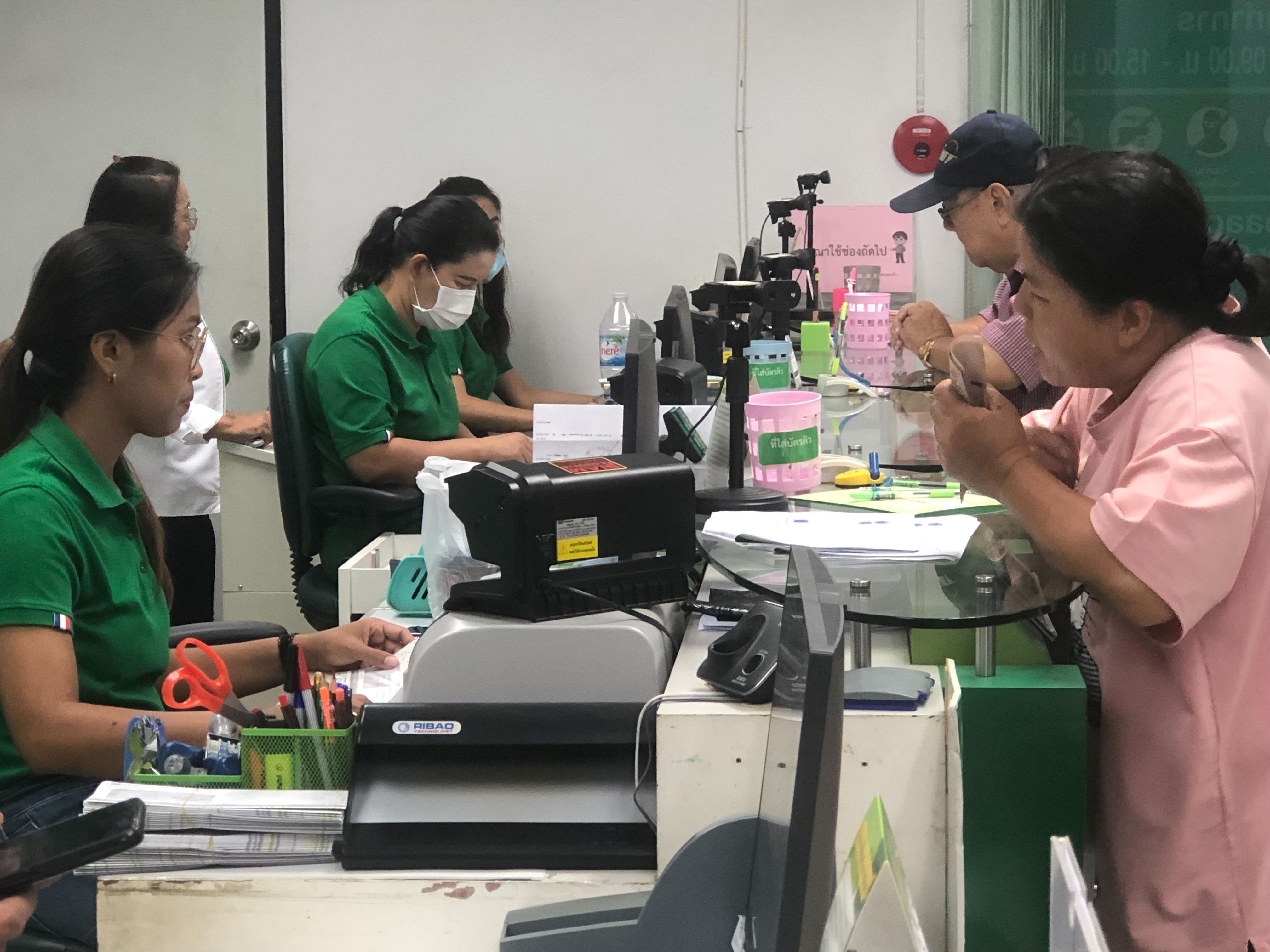 ชาวยะลาผู้ถือบัตรสวัสดิการแห่งรัฐบัตรคนพิการแห่เช็กสิทธิให้ชัวร์ก่อนรับเงินหมื่นพรุ่งนี้