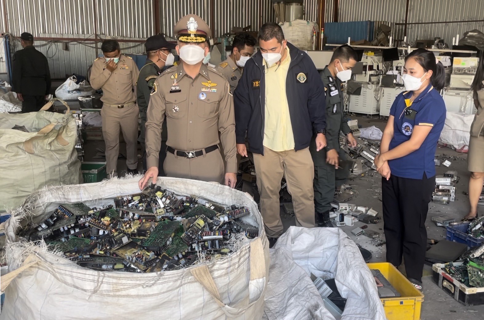 ปทุมธานี ผู้การปทส.บุกตรวจโรงงานเถื่อนผิดกฎหมายของชาวจีน 3 โกดัง 