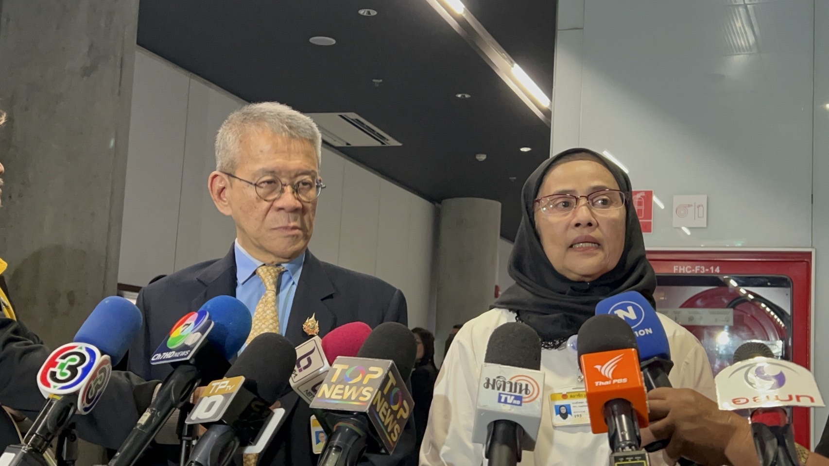 "อังคณา" พร้อมจับมือทุกฝ่ายทำงานกมธ.พัฒนาการเมืองฯ ลุยสอบต่อ ปม "ชั้น 14" ด้าน  "ผู้ว่าฯปู" ขอประสานรอยร้าวทุกฝ่าย