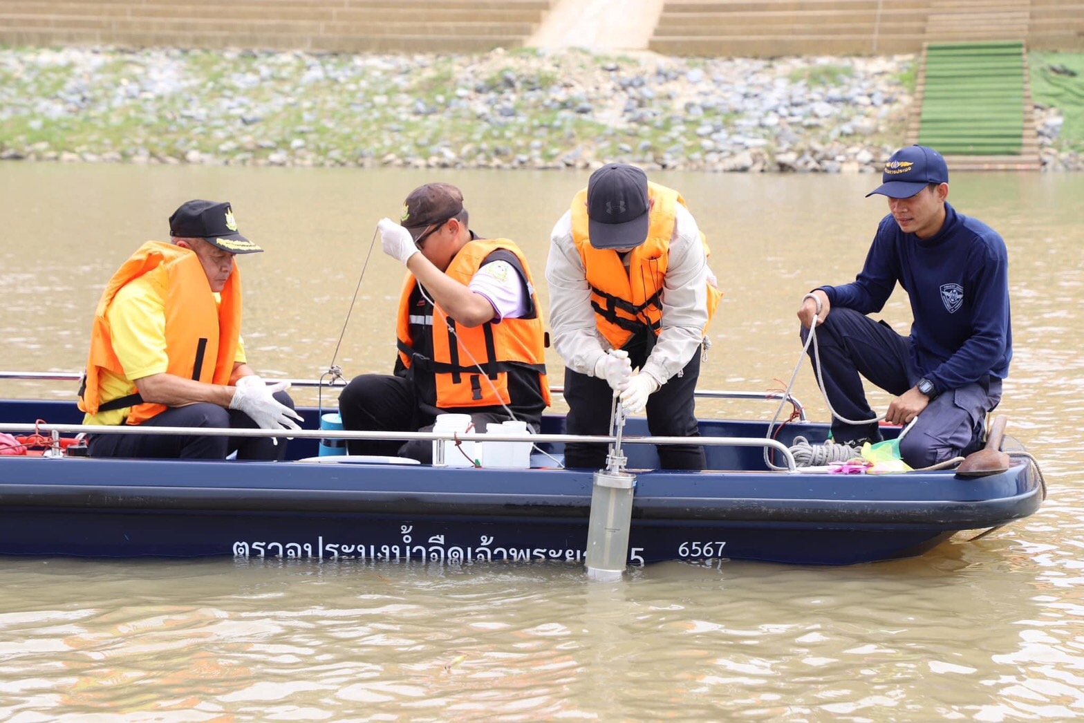 จังหวัดอ่างทอง  ตรวจคุณภาพน้ำแหล่งน้ำศักดิ์สิทธิ์ บริเวณหน้าวัดไชโยวรวิหาร เตรียมพร้อมจัดทำน้ำพระพุทธมนต์ศักดิ์สิทธิ์ 
