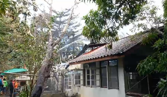 กู้ภัยเร่งช่วยระงับเหตุเพลิงไหม้บ้านย่านพุทธบูชาไร้คนเจ็บ-ตาย