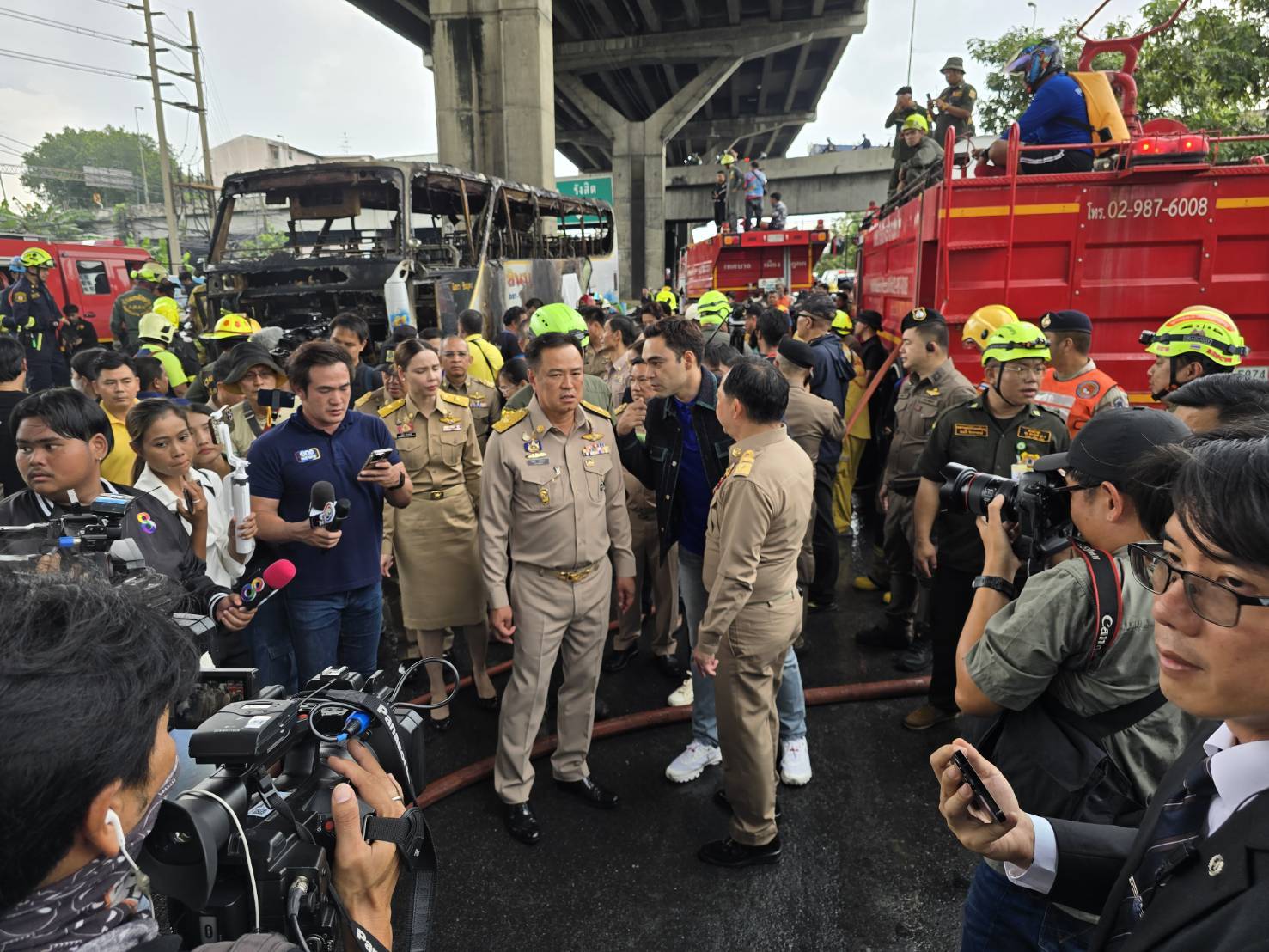 "อนุทิน"รุดตรวจสอบโศกนาฎกรรมไฟไหม้รถทัวร์ตั้งศูนย์บัญชาการส่วนหน้ายกเป็นภัยพิบัติสั่ง"ผู้ว่าฯ"คุมเหตุการณ์ 