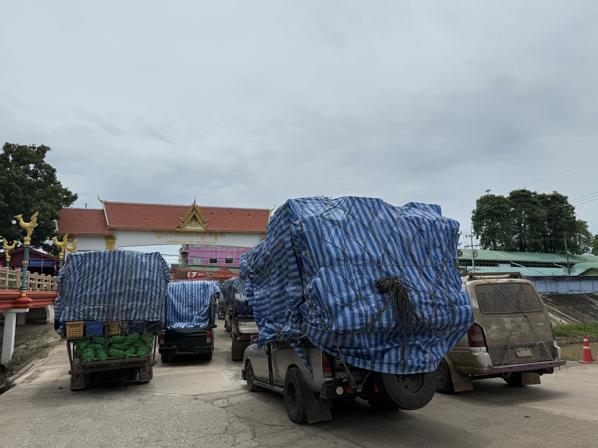ด่านชายแดนถาวร ตลาดบ้านแหลมจันทบุรี วุ่นกัมพูชาปิดประตูด่านเองไม่แจ้ง ส่งผลรถสินค้าตกค้างติดยาวกว่า 100 คัน ล่าสุดเปิดเพียงประตูเล็กให้แรงงานผ่านเข้าออก