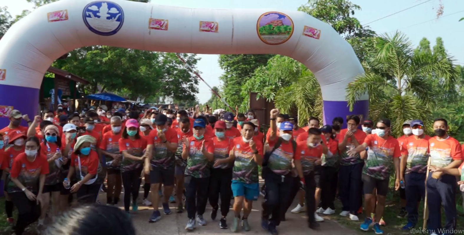 นทท.บึงกาฬกว่า 500 คนร่วมกิจกรรม วิ่งขึ้นภู ดูพระอาทิตย์ตกที่หินสามวาฬ