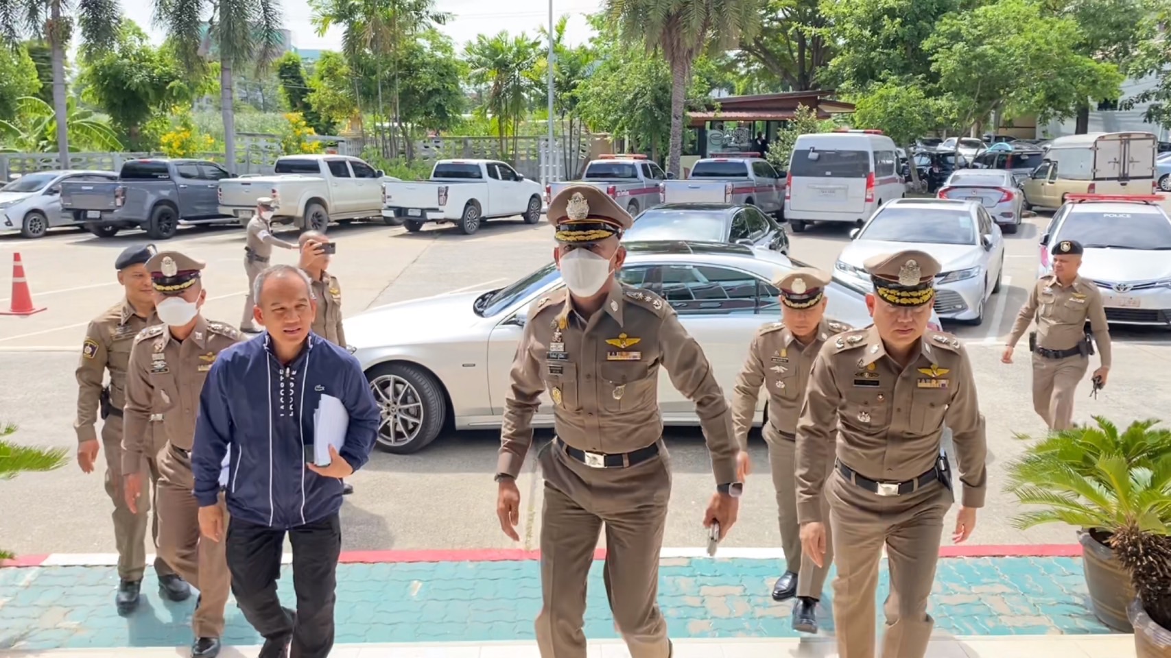 ตร.ไทรน้อย ยังคว้าน้ำเหลวจับมือปืนกระหน่ำยิงหนุ่มใหญ่  เร่งหาตัวคนร้าย มุ่ง 4 ปมสังหาร
