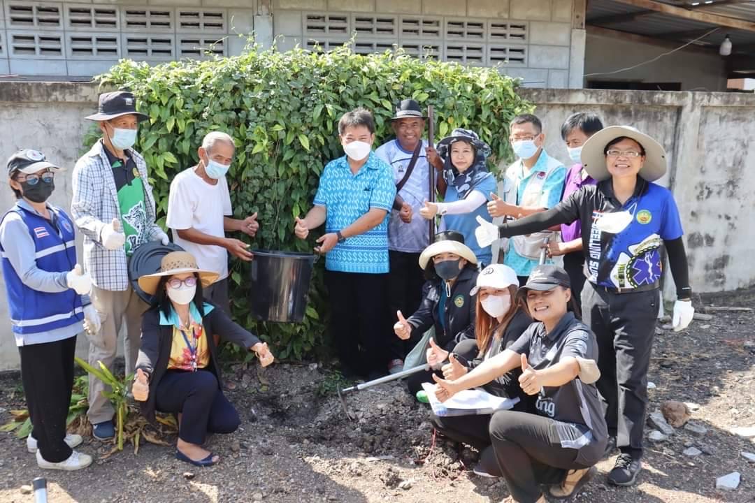 ทต.ดีลัง รณรงค์ลดโลกร้อน ให้ชาวบ้านนำเศษอาหาร ขยะเหลว ทิ้งในสวนให้เป็นที่ เพื่อเป็นปุ๋ยอินทรีย์ 
