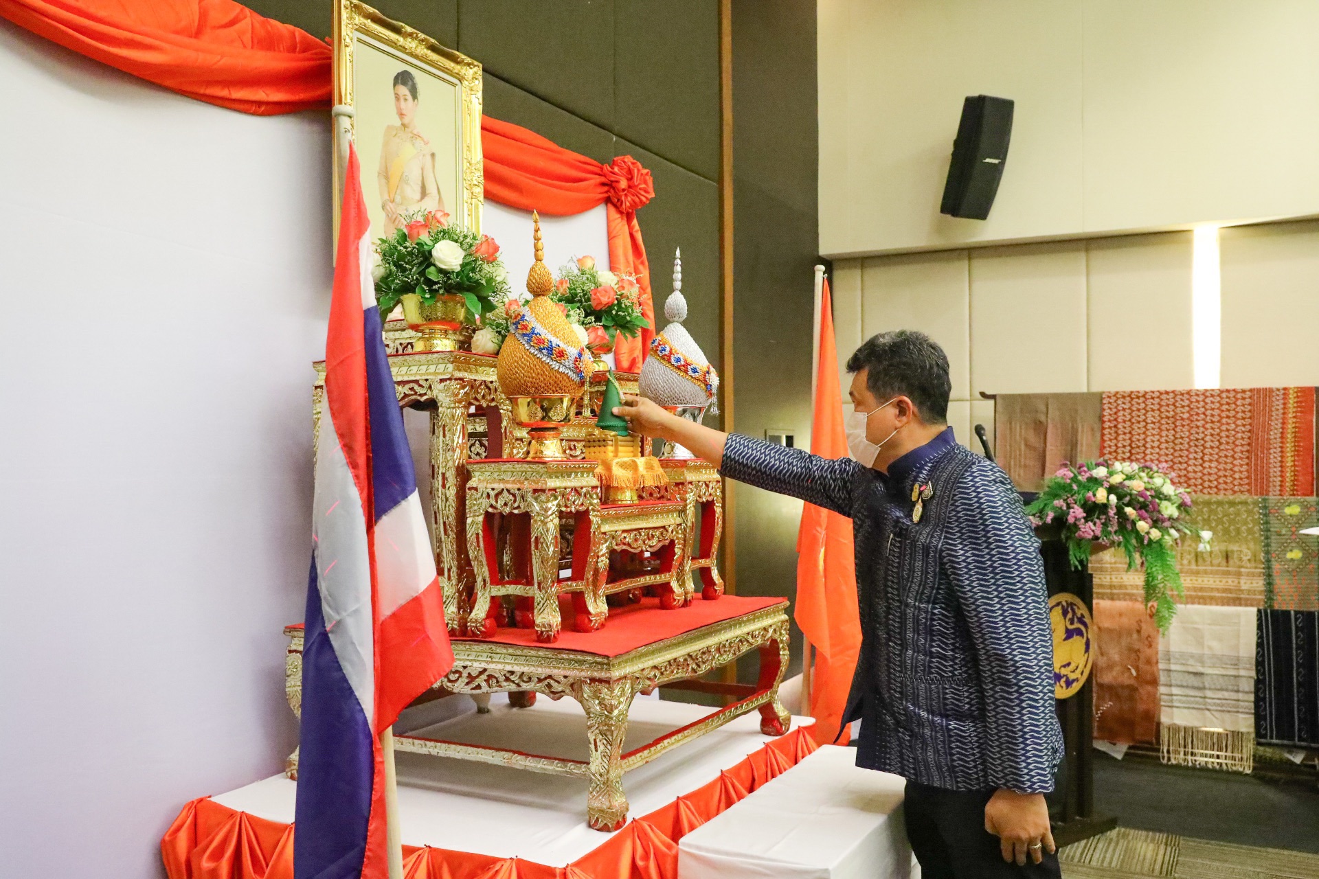 สมเด็จเจ้าฟ้าสิริวัณณวรีฯ พระราชทานลายผ้าบาติก 3 ลาย  ให้กลุ่มช่างทอผ้า  เป็นต้นแบบต่อยอดพัฒนา