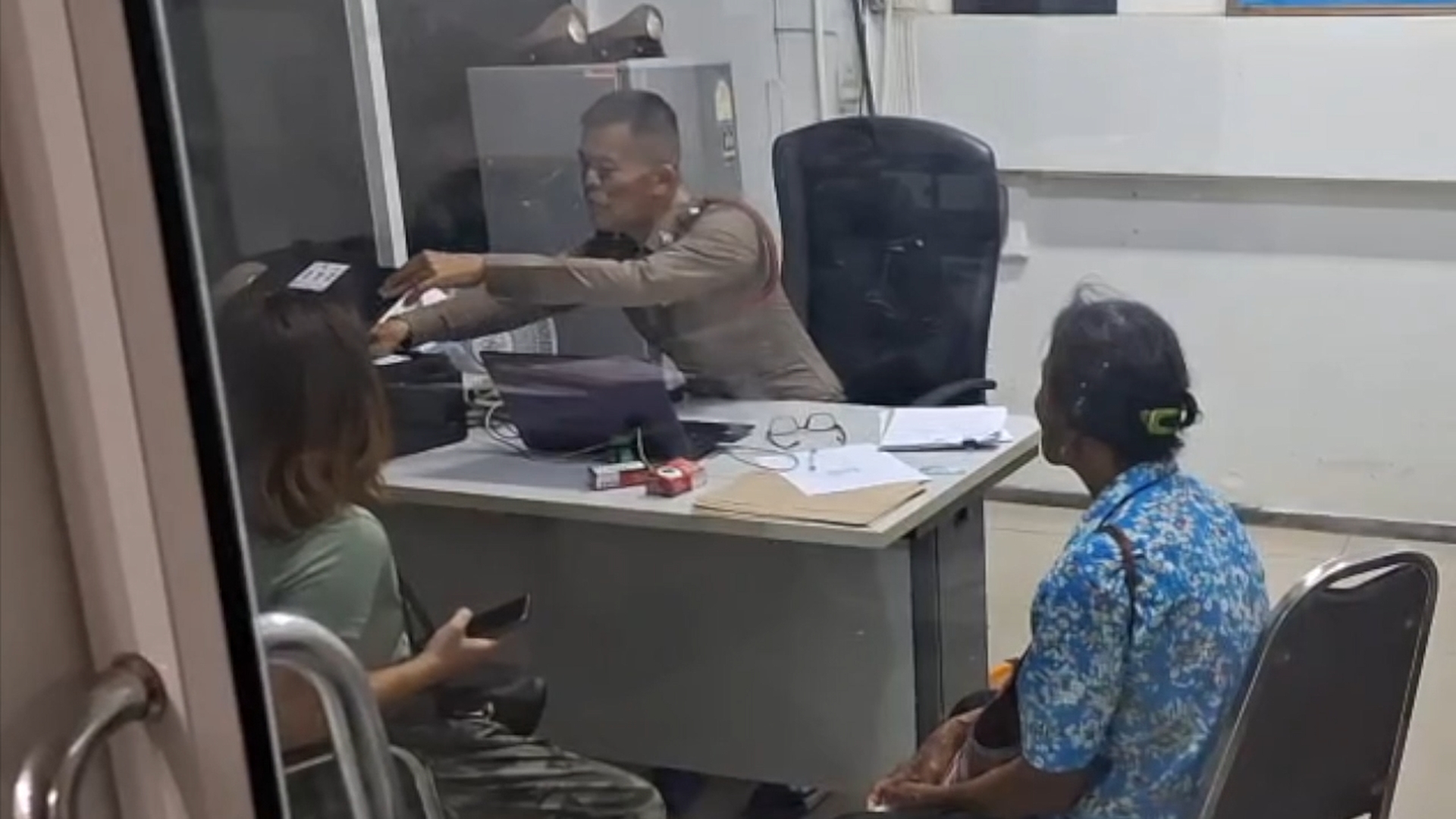 ยายสุดทนเข้าแจ้งความตำรวจให้จับหลานชาย หลังถูกเตะได้รับบาดเจ็บ เนื่องจากเสพยาแล้วมีอาการคลุ้มคลั่ง
