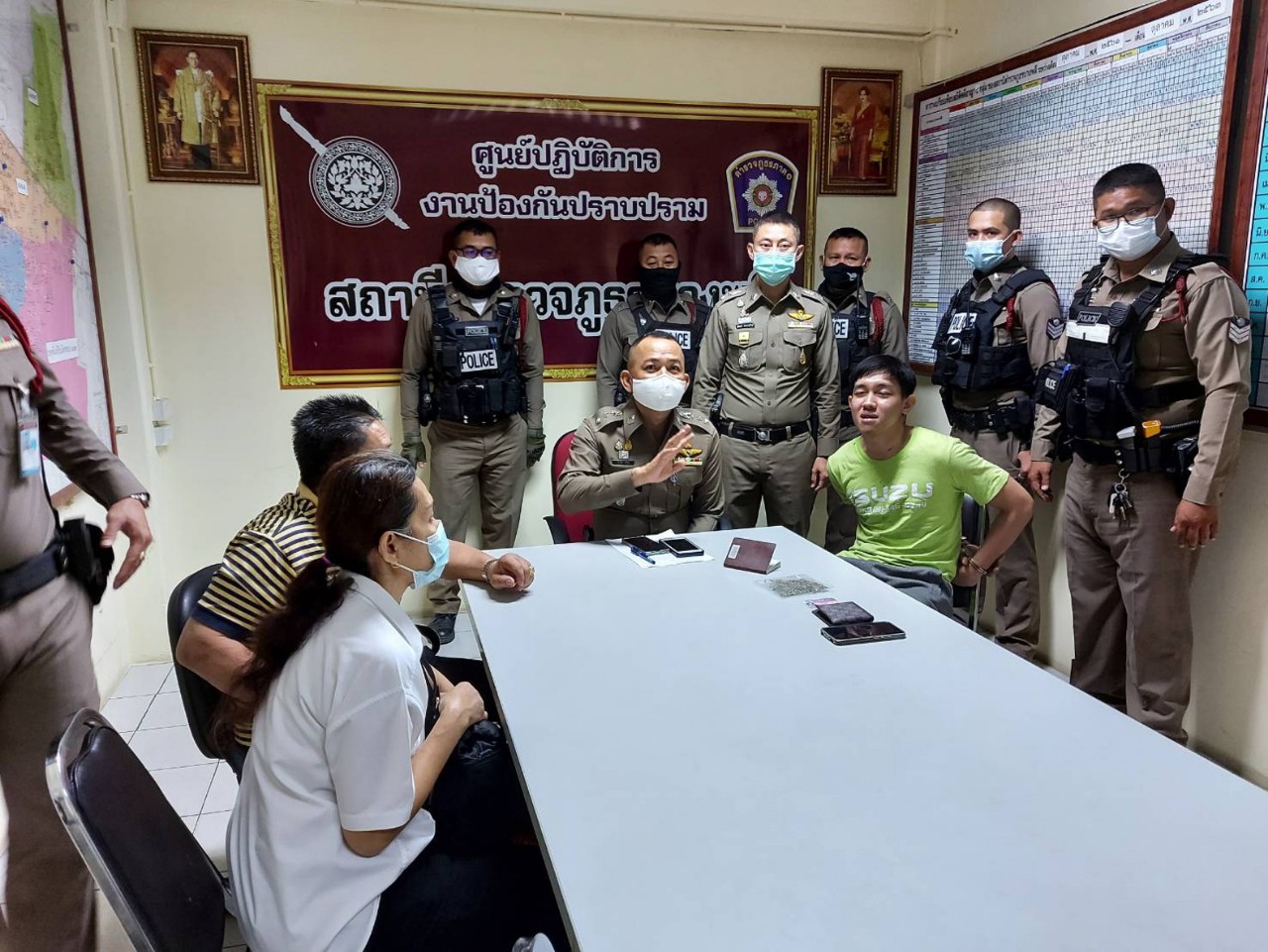 รวบหนุ่มคลั่งขับรถชนดะ ตำรวจไล่ล่าจนจับกุมตัวได้ในที่สุด