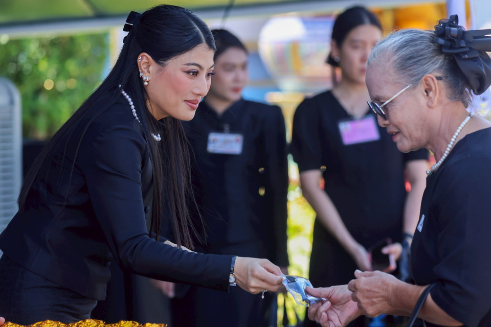 เจ้าฟ้าสิริวัณณวรีฯ พระราชทานเข็มกลัดโบว์ดำ แก่พสกนิกรที่เดินทางมาถวายความอาลัย "พระพันปีหลวง"
