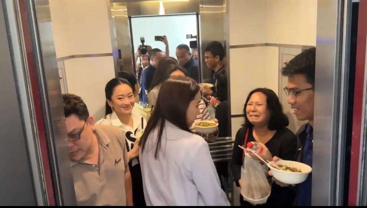 "อิ๊งค์" เข้าพรรคพท.ยิ้มให้สื่อก่อนร่วมประชุม สส. “ชัยเกษม” มาสมทบบ่ายนี้