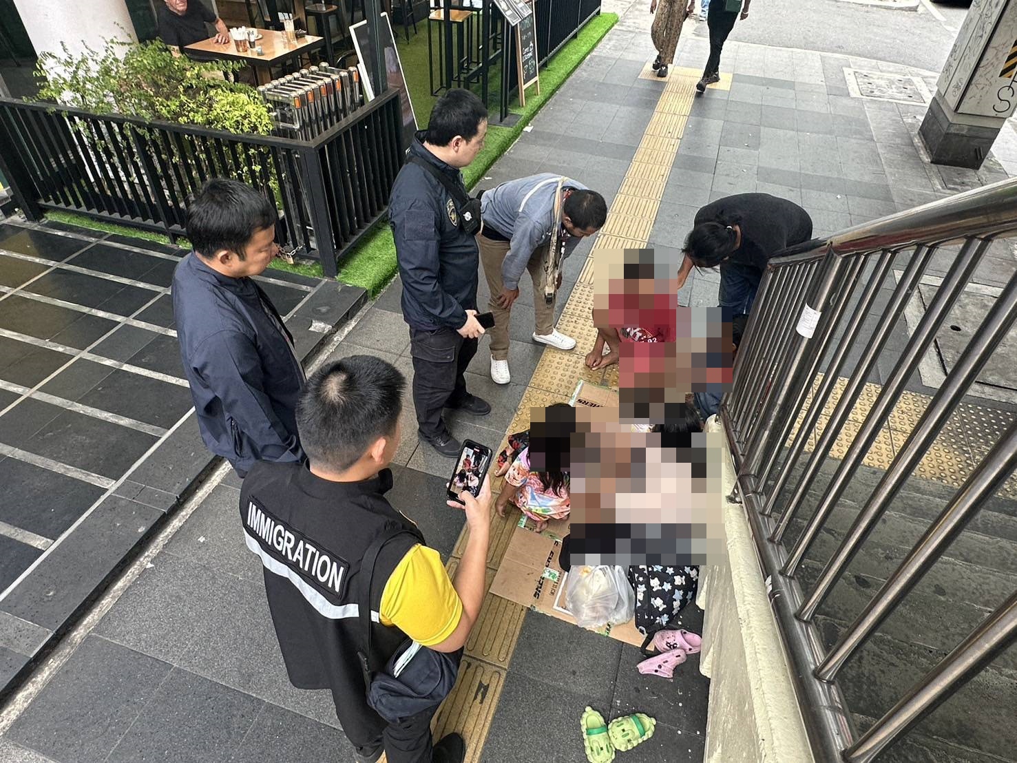ตม.รวบหญิงกัมพูชาหอบลูก 3 คนขอทานกลางกรุงอีกครั้งหลังถูกจับและผลักดันกลับประเทศเมื่อปีที่แล้วยอมรับเป็นอาชีพที่รายได้ดี