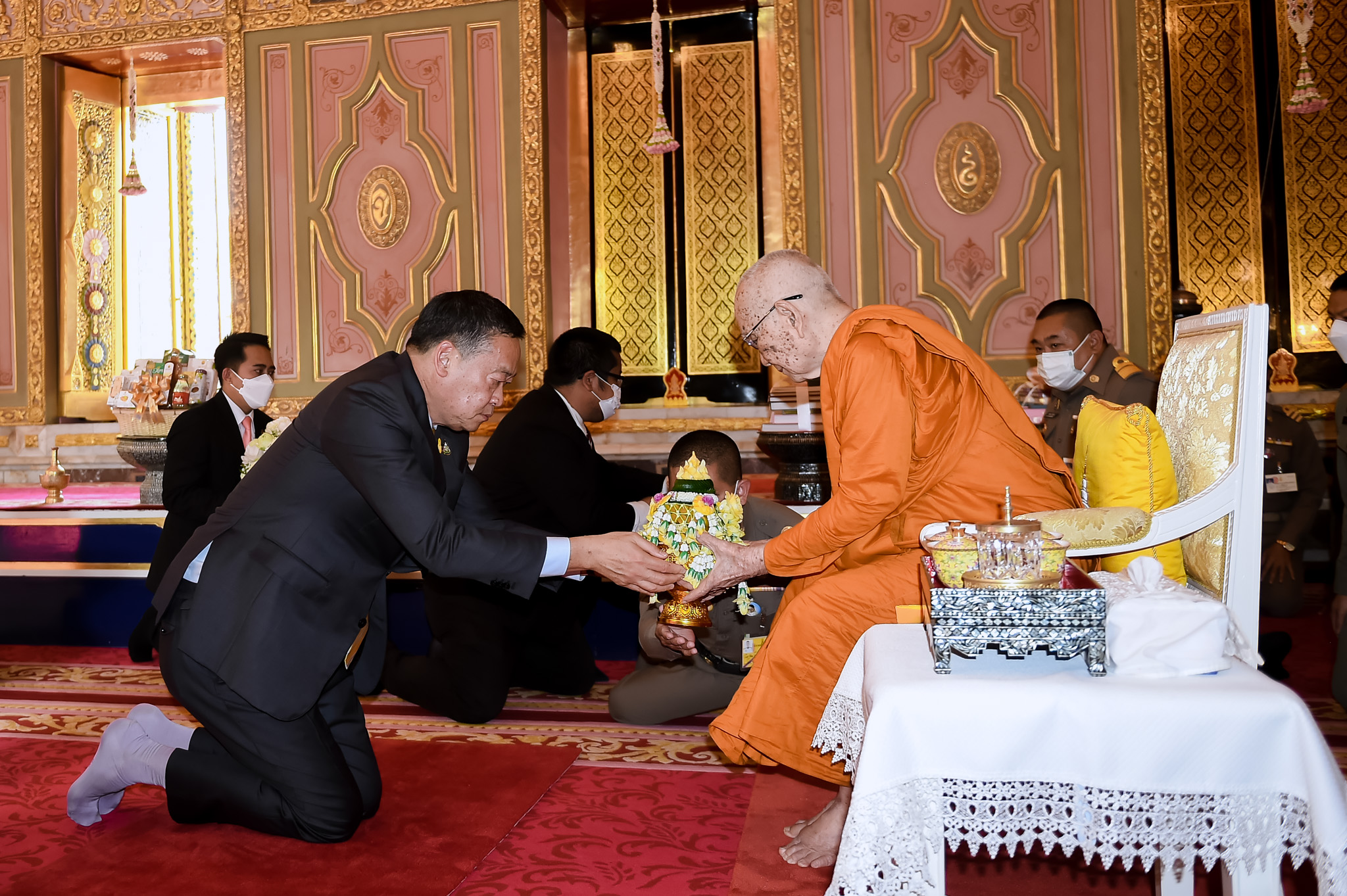 "นายกฯ" ถวายเครื่องสักการะ "สมเด็จพระสังฆราช" ชาวบ้านมอบเหรียญหลวงพ่อทันใจ อวยพรขอให้งานสำเร็จทันใจ