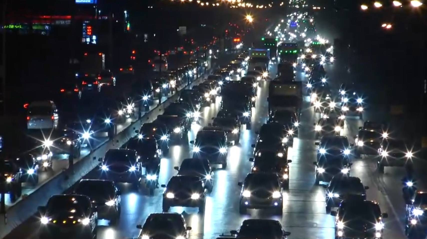ประชาชนแห่กลับบ้านปีใหม่ ถนนมิตรภาพ ติดหนึบต่อเนื่อง ต้องเปิดเลนพิเศษช่วยระบายรถ