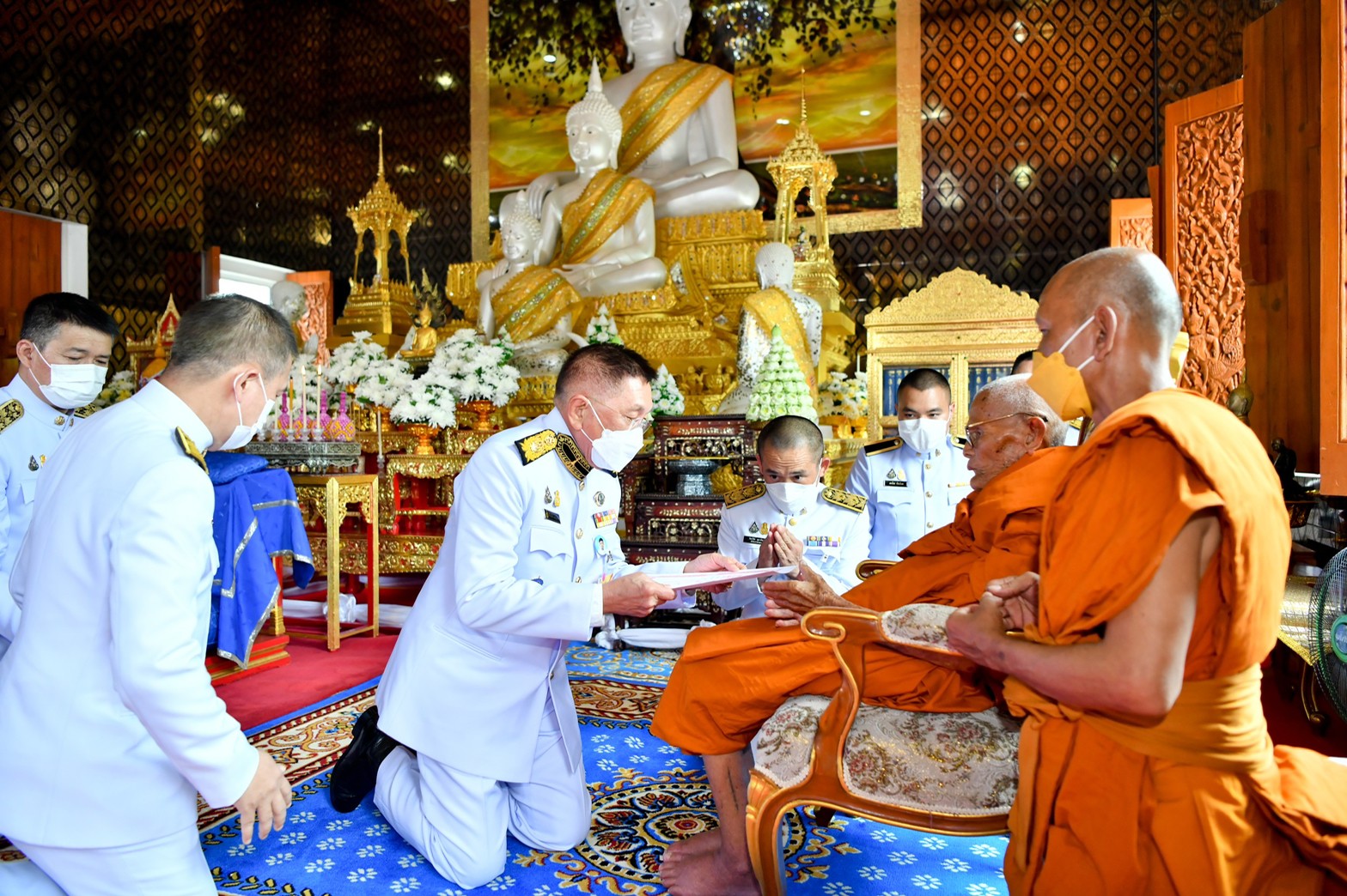 องคมนตรีเชิญสัญญาบัตรพัดยศผ้าไตรถวายแด่พระราชมงคลวชิราทร สระแก้ว