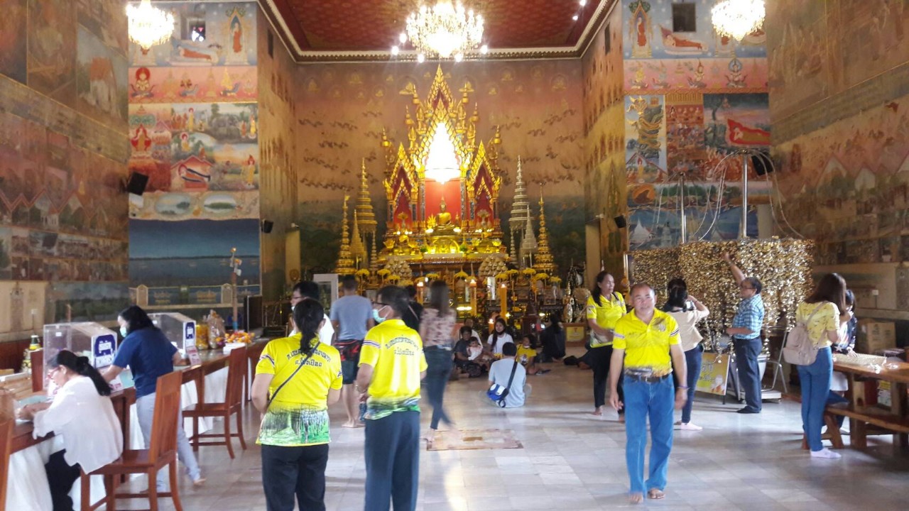 พุทธศาสนิกชนและนักท่องเที่ยวจากทั่วประเทศ แห่ทำบุญกราบหลวงพ่อพระใส ในวันสุดท้ายของวันหยุดยาว