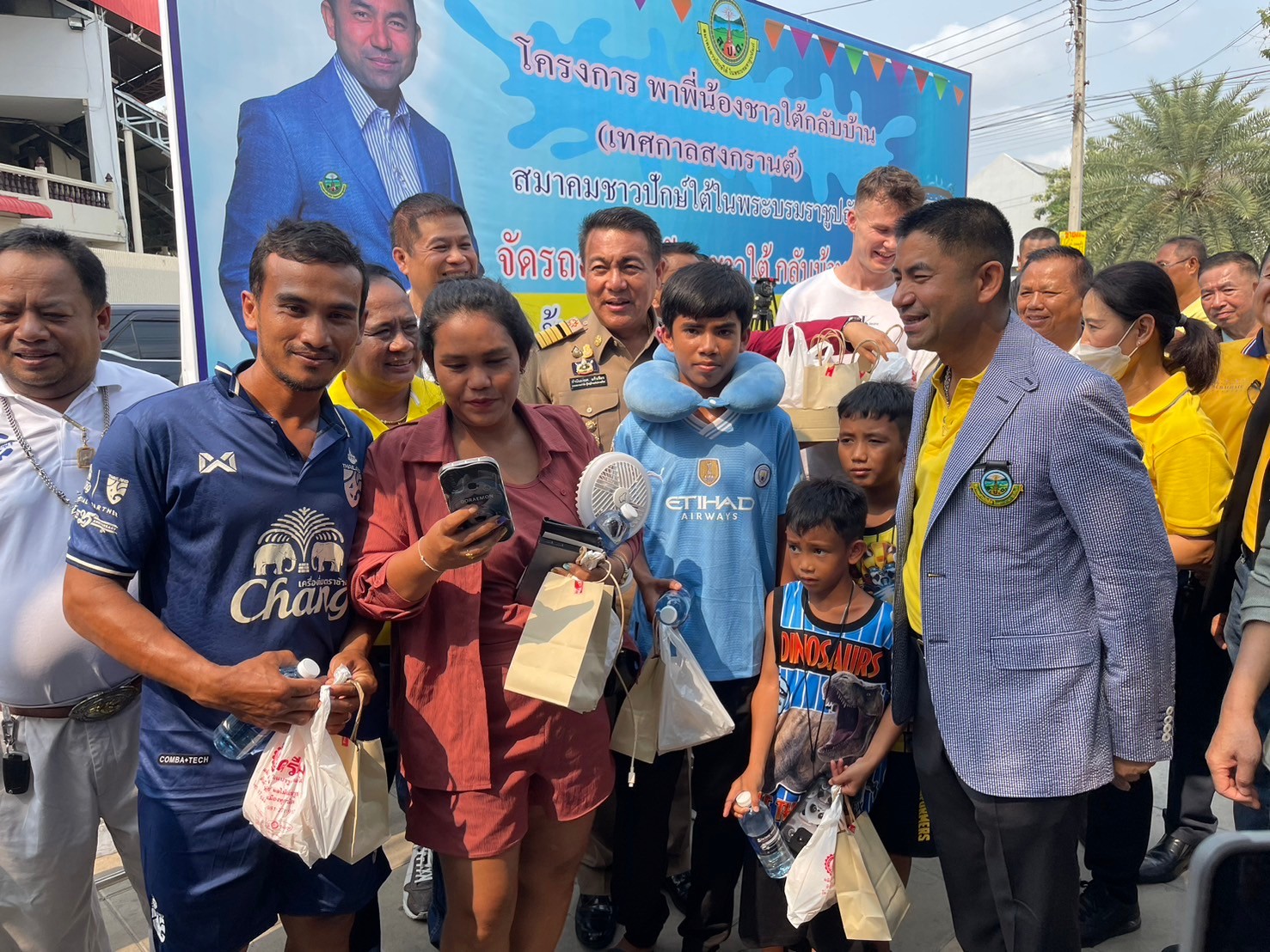 บิ๊กโจ๊ก เพิ่มเที่ยวรถอีก 10 คัน พาคนใต้กลับบ้านสงกรานต์หลังมีคนตกรถจำนวนมาก 