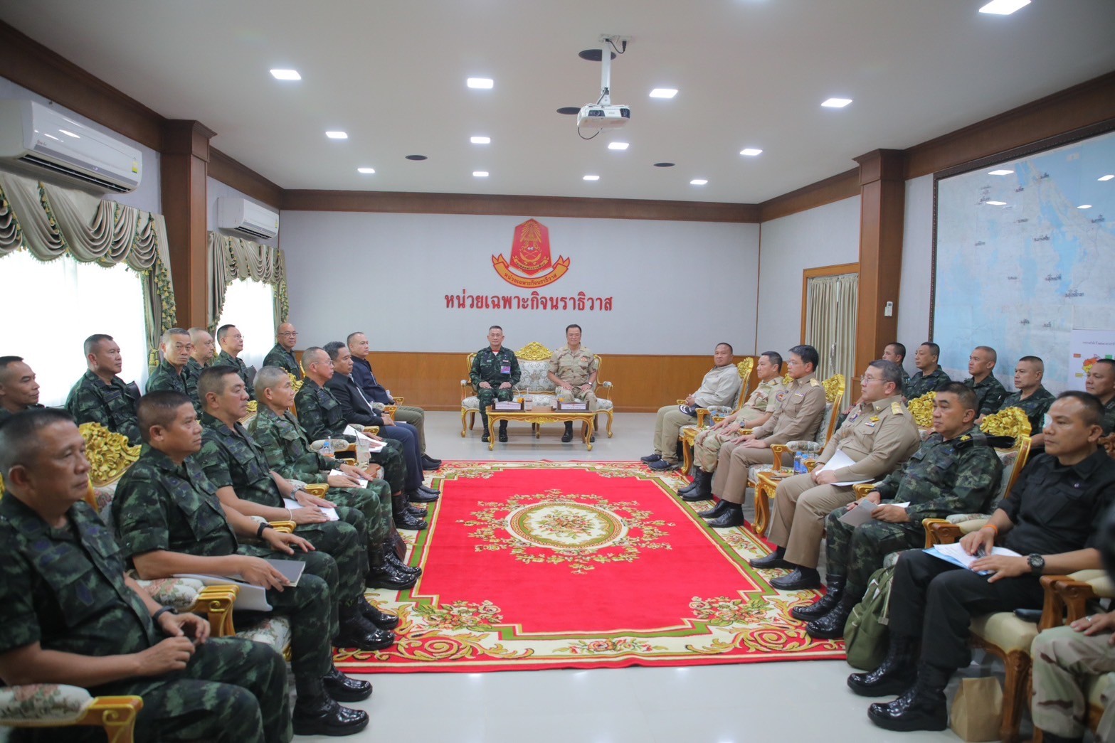ผบ.ทบ. ลงพื้นที่ จชต.ร่วมคณะ "รองนายกอนุทิน" ชมการฝึกกองอาสารักษาดินแดน