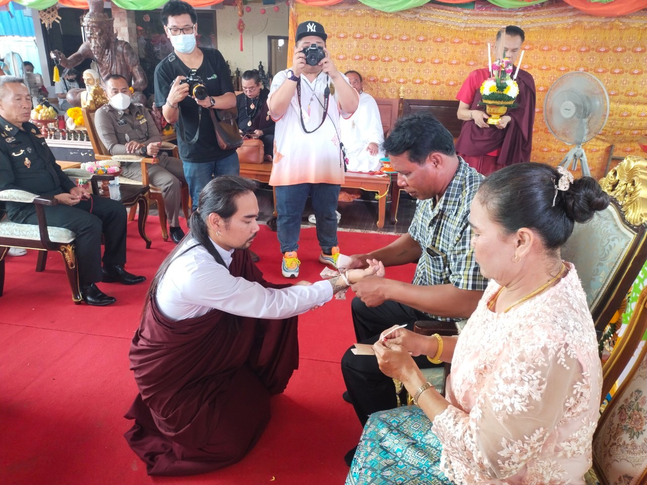 ชาวบ้านสุพรรณฯแห่ส่องเลขหางประทัดพิธีบวงสรวงไหว้ครูบูรพาจารย์คึกคัก